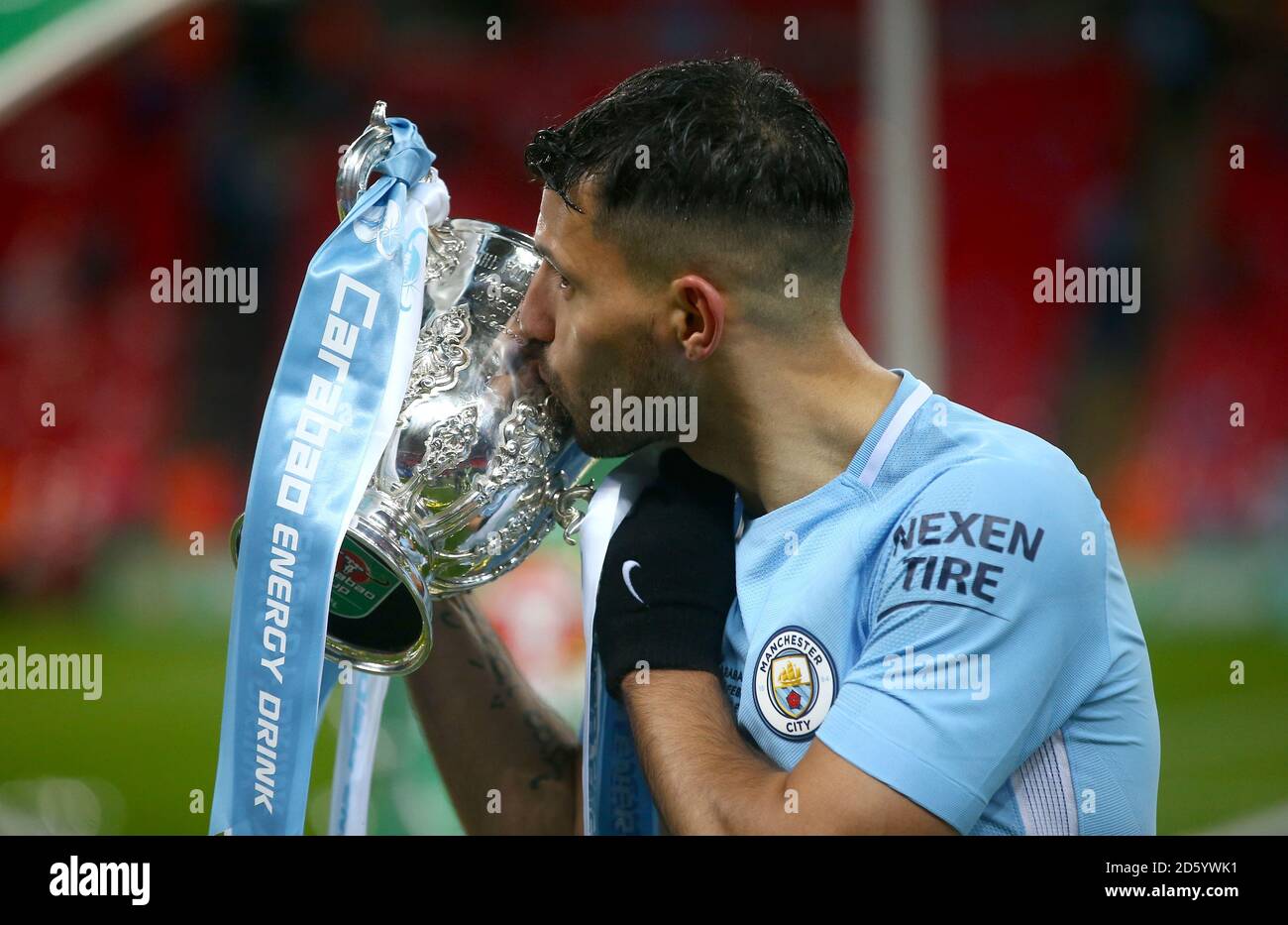 Sergio Aguero de Manchester City pose avec le trophée après Manchester City remporte la finale de la coupe Carabao Banque D'Images