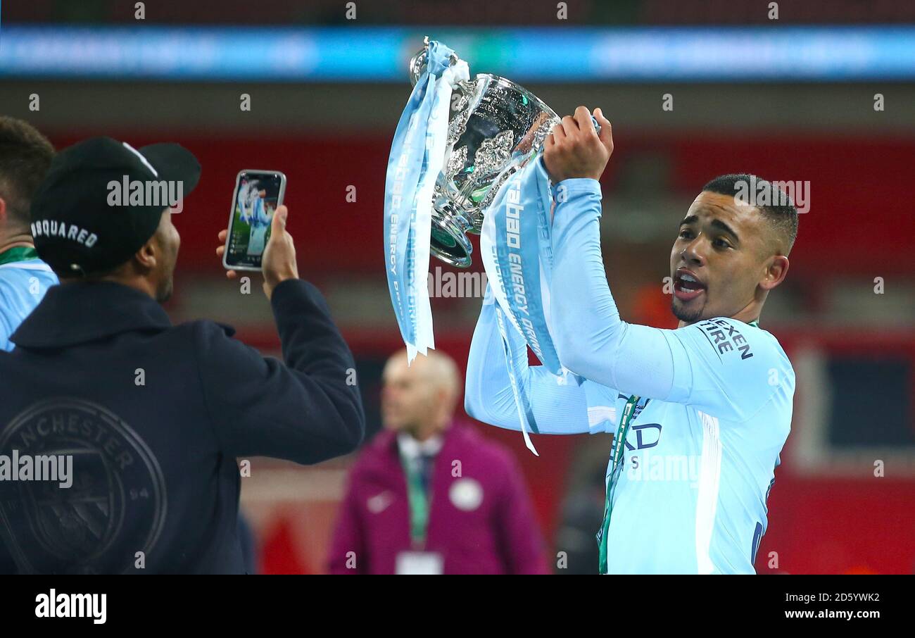 Fernando Gabriel Jesus de Manchester City célèbre avec le trophée après Manchester City remporte la finale de la Carabao Cup Banque D'Images