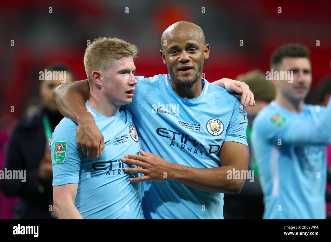 Kevin de Bruyne de Manchester City (à gauche) et Vincent de Manchester City Kompany fête après le coup de sifflet final Banque D'Images