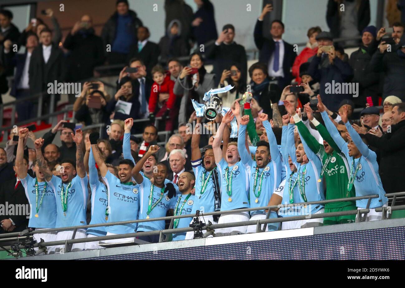 Vincent Kompany, de Manchester City, célèbre avec le trophée aux côtés des coéquipiers Après Manchester City, remporte la finale de la Carabao Cup Banque D'Images