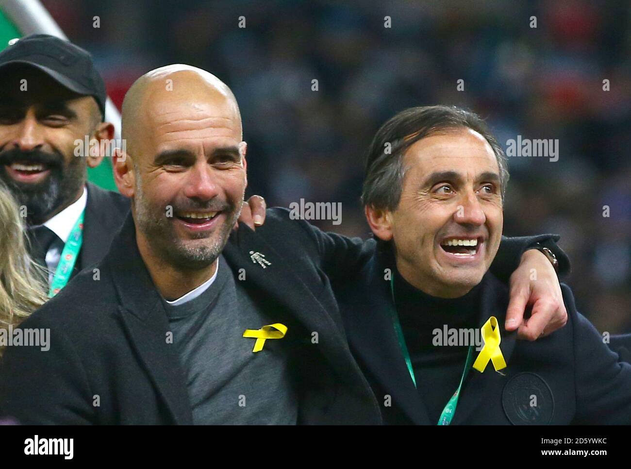 PEP Guardiola, directrice de Manchester City, fête ensuite avec le personnel d'entraînement Manchester City remporte la finale de la Carabao Cup Banque D'Images