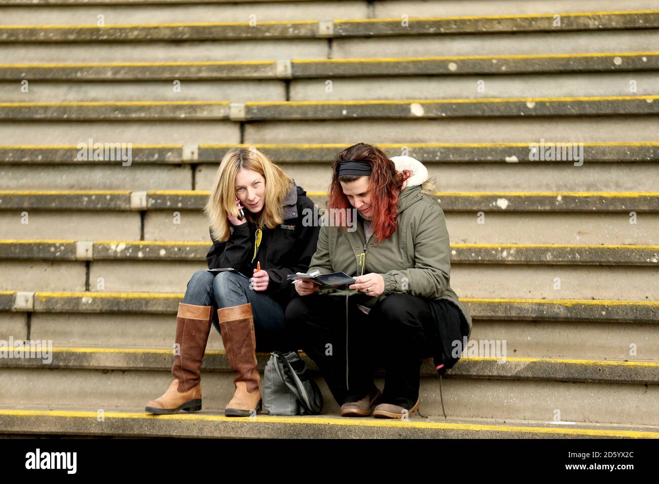 Spectateurs avant le début de la course Banque D'Images