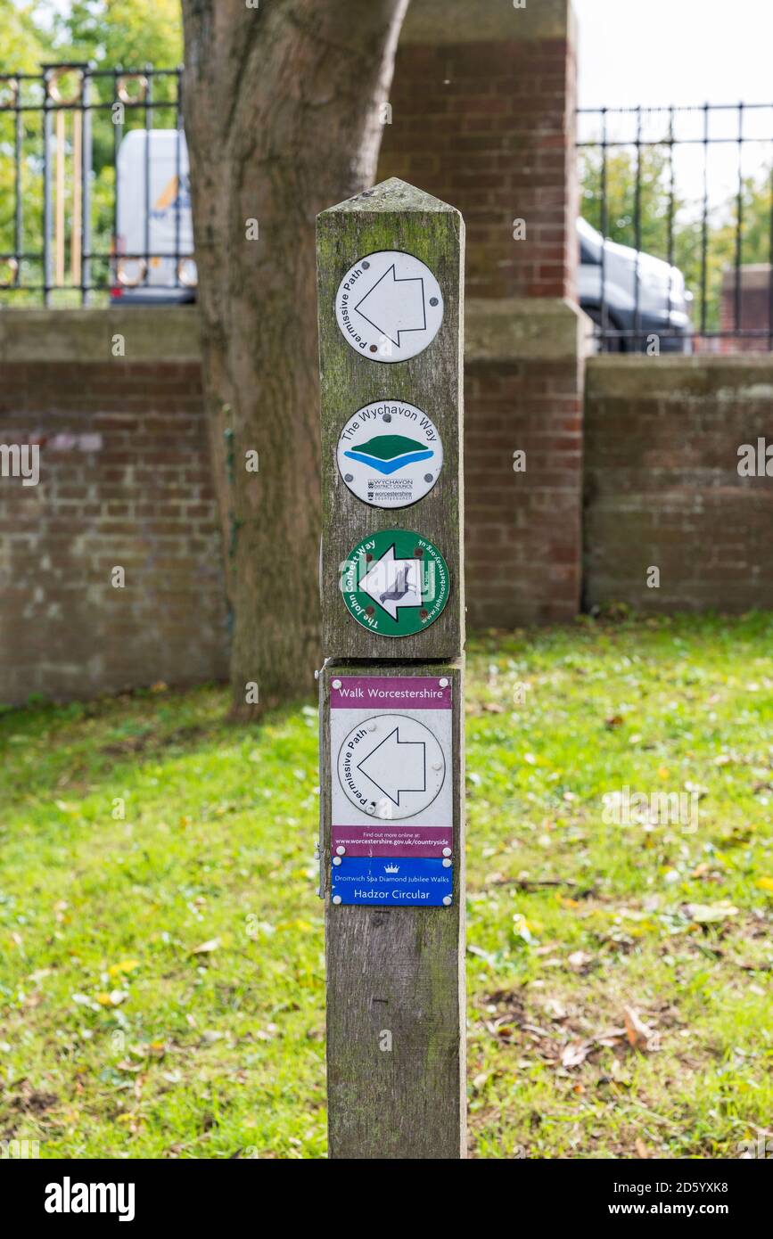 Finger poste dans Vines Park, Droitwich, Worcestershire avec des panneaux pour Permissive Path, Wychavon Way, John Corbett Way et Hadzor Circular Banque D'Images