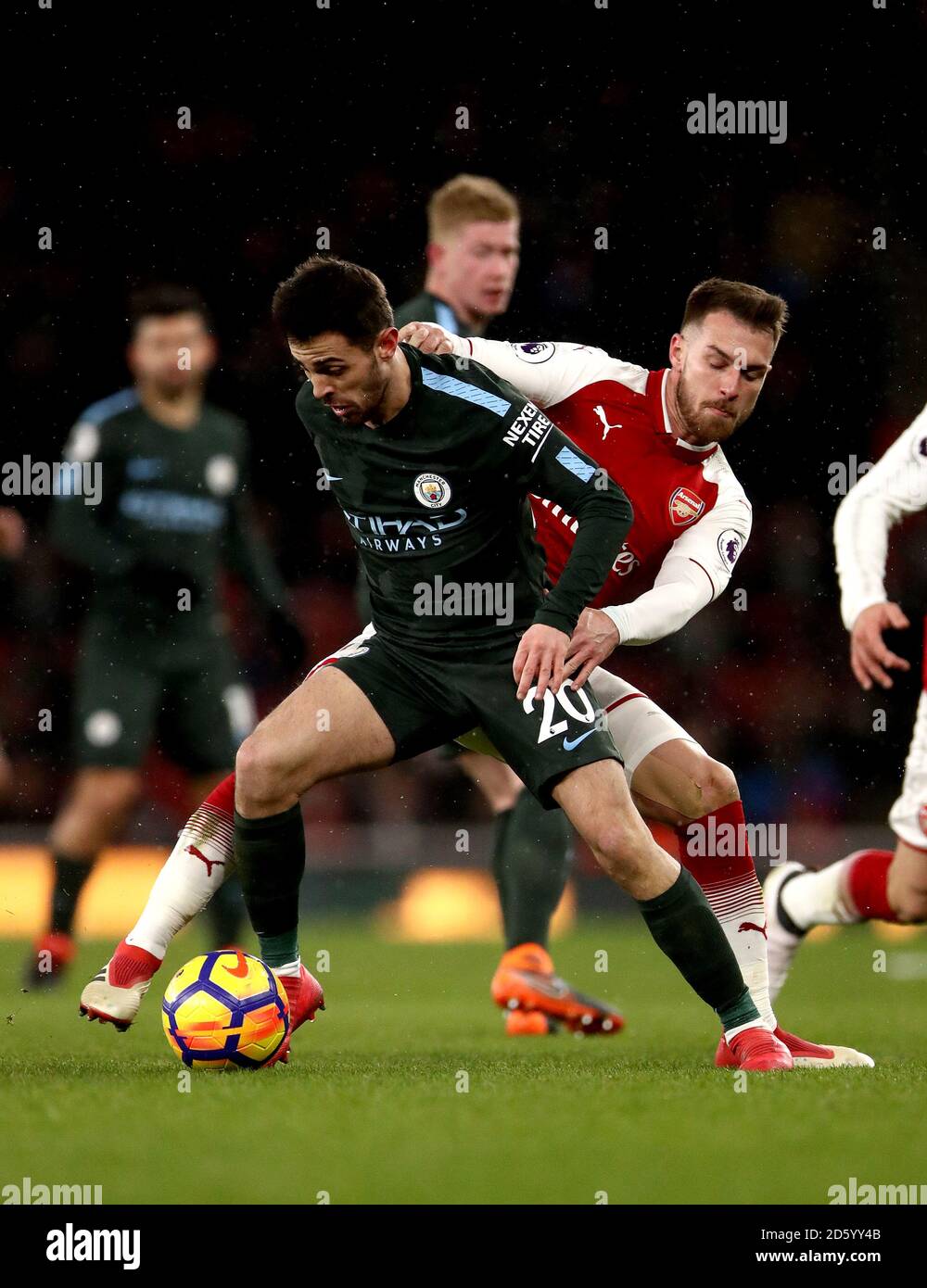 Bernardo Silva de Manchester City (à gauche) et Aaron Ramsey d'Arsenal (à droite) bataille pour le ballon Banque D'Images