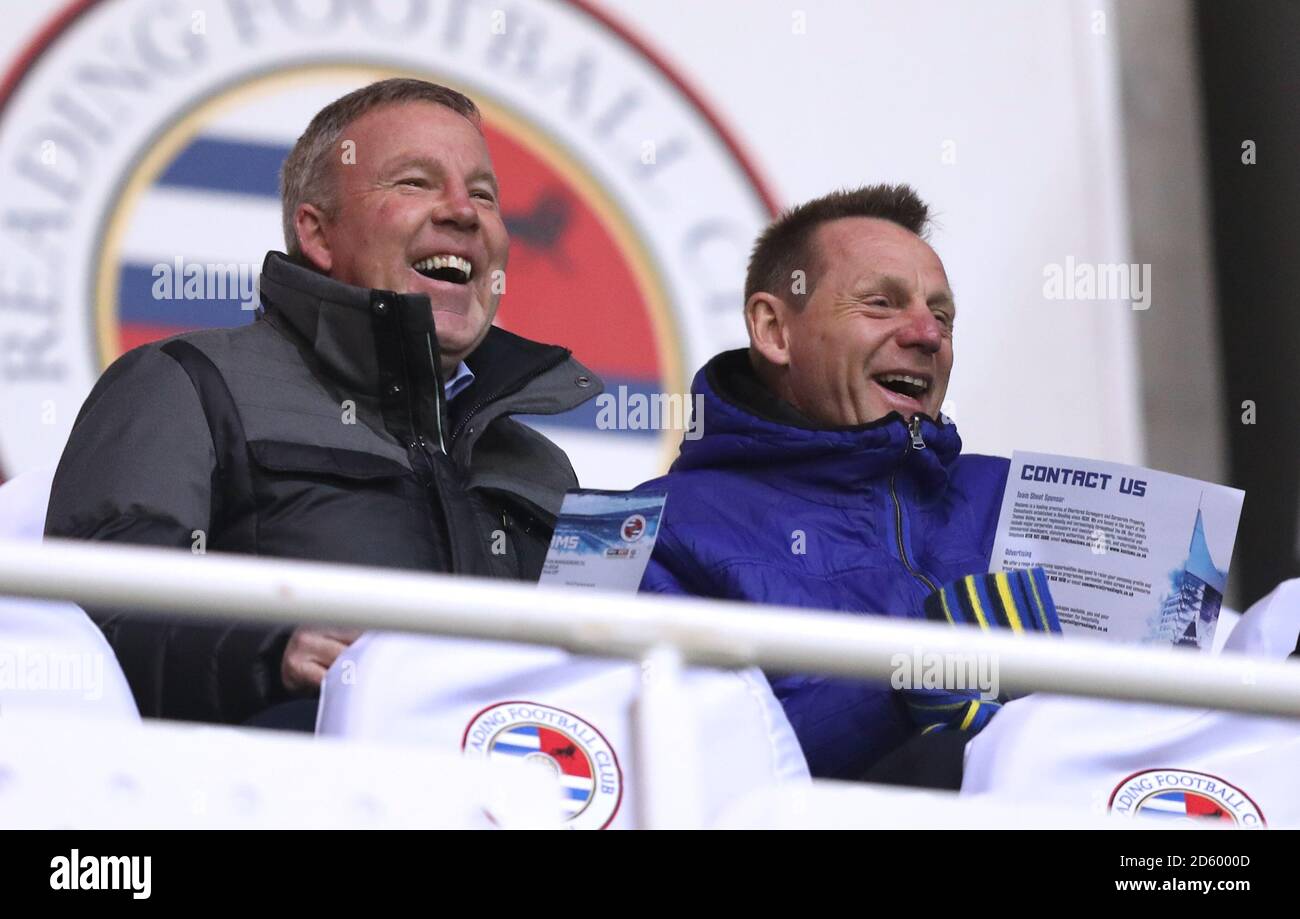 Kenny Jackett, directeur de Portsmouth (à gauche) et Stuart Pearce dans le se tient avant le coup d'envoi Banque D'Images