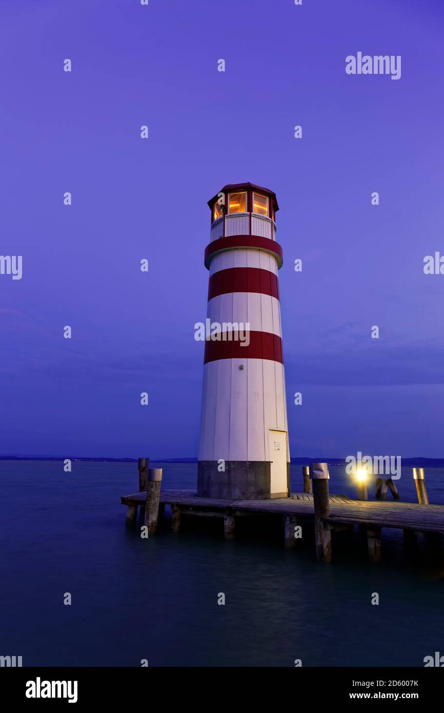 L'Autriche, Burgenland, Podersdorf am See, avec vue sur le lac de Neusiedl à phare dans la soirée Banque D'Images