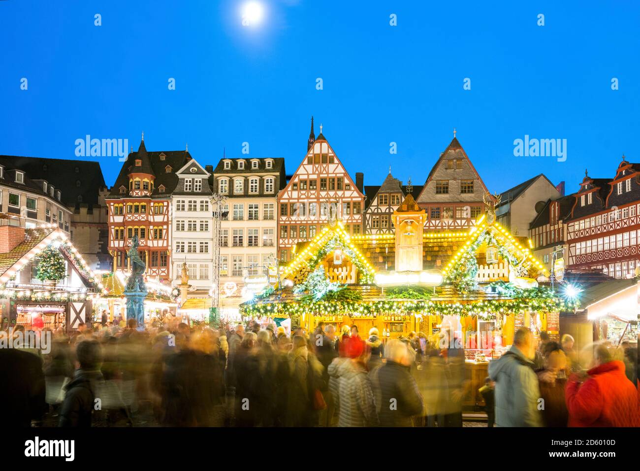 Allemagne, Francfort, marché de Noël à Roemerberg avec vue sur Ostzeile au clair de lune Banque D'Images