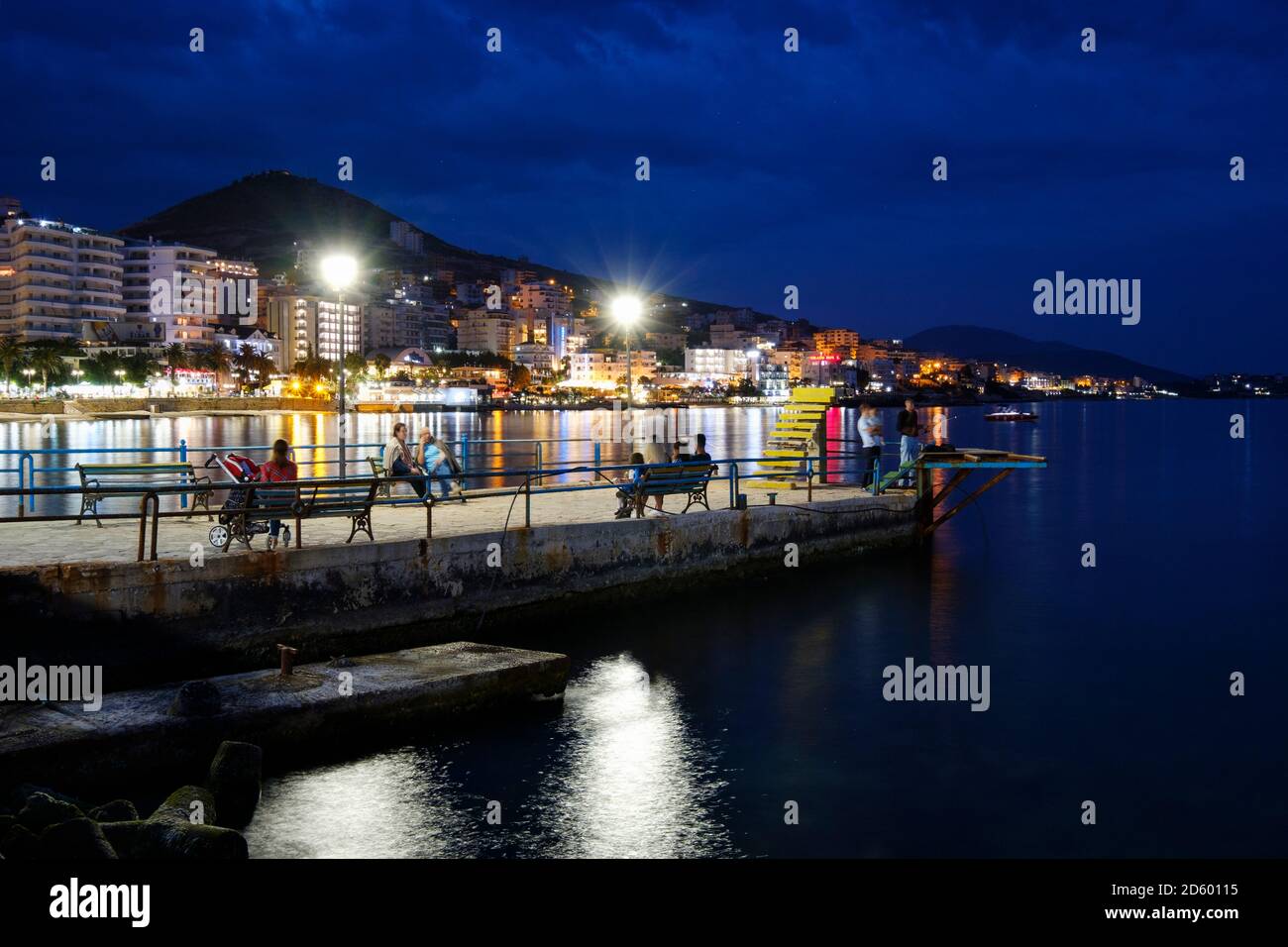 L'Albanie, comté de Vlora, Saranda, plage, promenade dans la soirée Banque D'Images