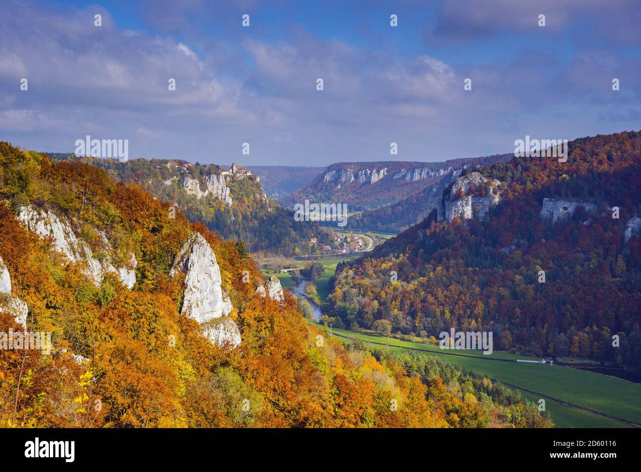 Allemagne, Baden Wuerttemberg, Parc Naturel du Danube supérieur, vue de la vallée du Danube et Werenwag Château en automne Banque D'Images