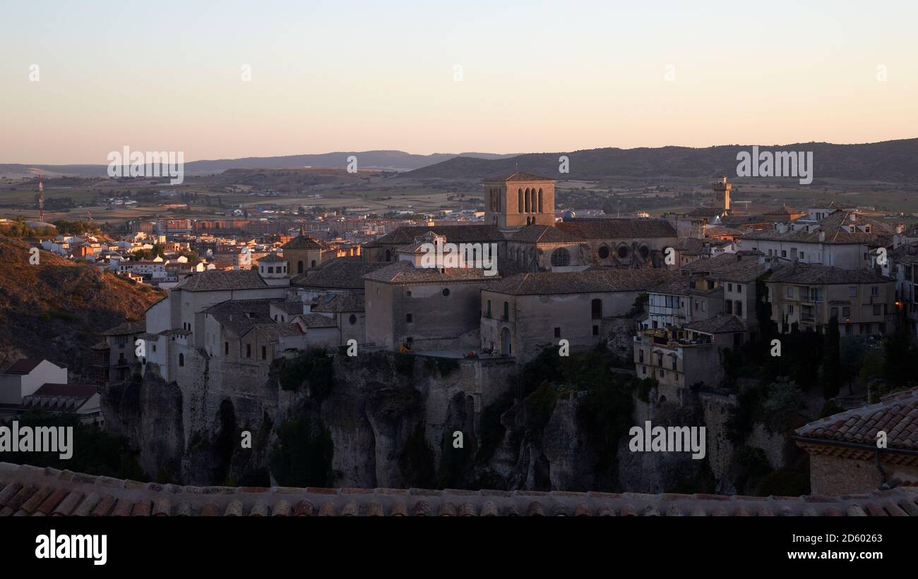 Espagne, Castille-la Mancha, Cuenca, CityScape dans la lumière du soir Banque D'Images