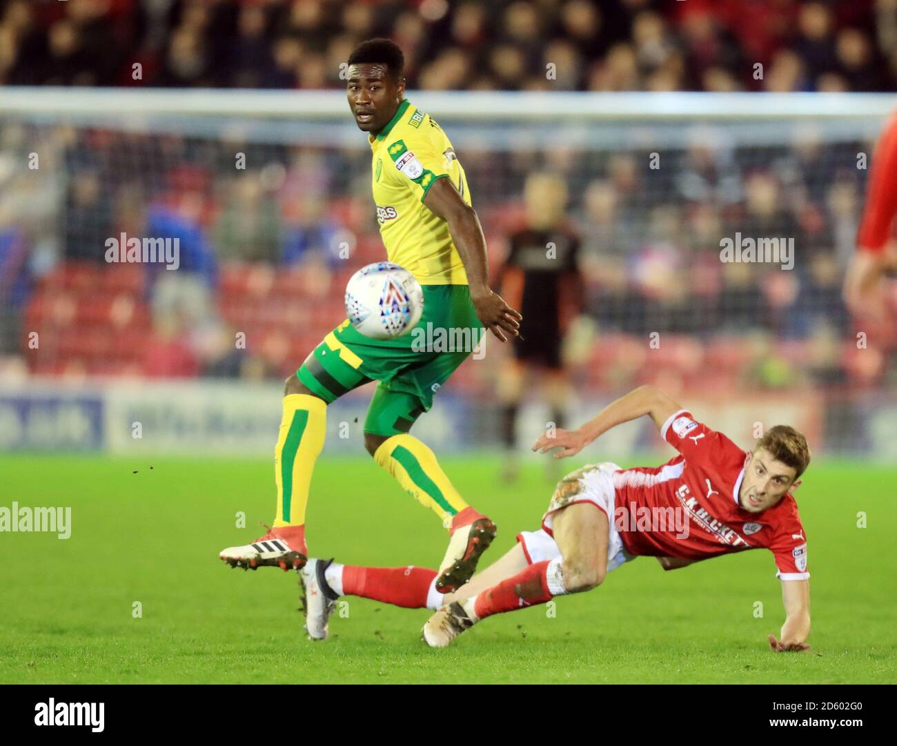 Alexander Tettey de Norwich City et Joe Williams de Barnsley se battent pour le ballon au stade Oakwell, Barnsley. Banque D'Images