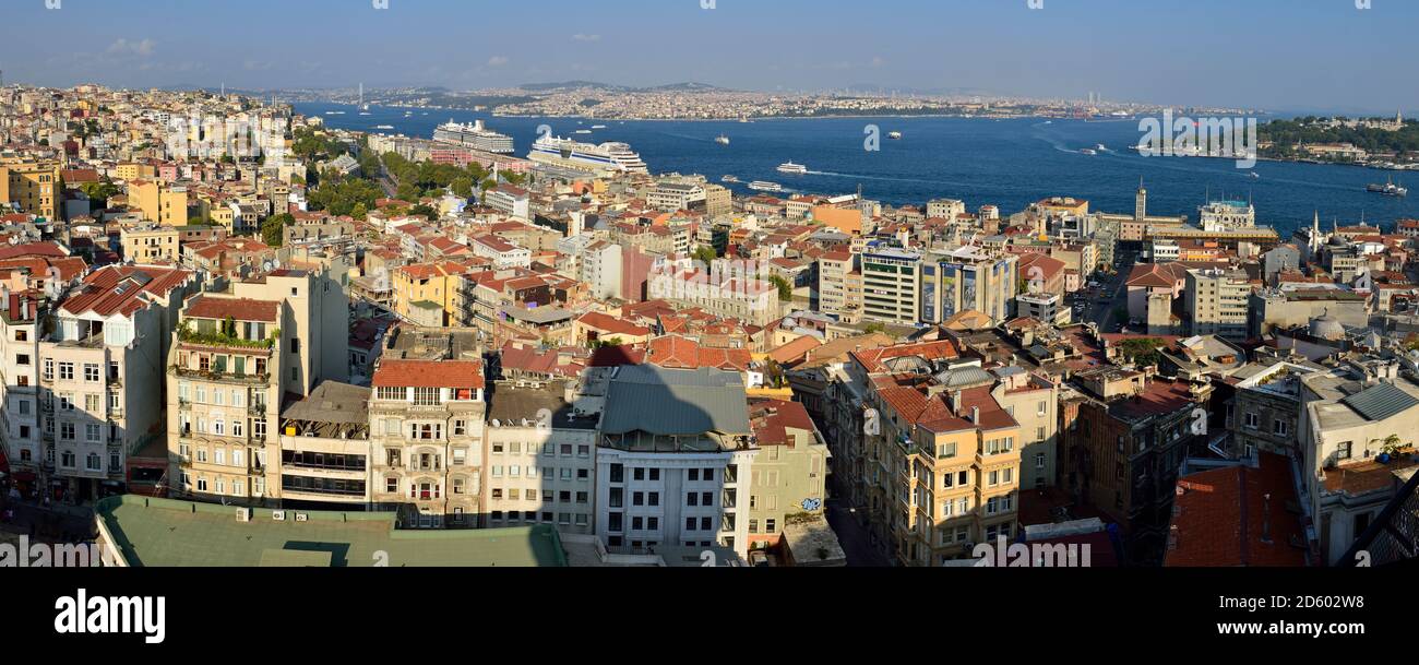 La Turquie, Istanbul, vue panoramique de la tour de Galata et le Bosphore sur Beyoglu Banque D'Images
