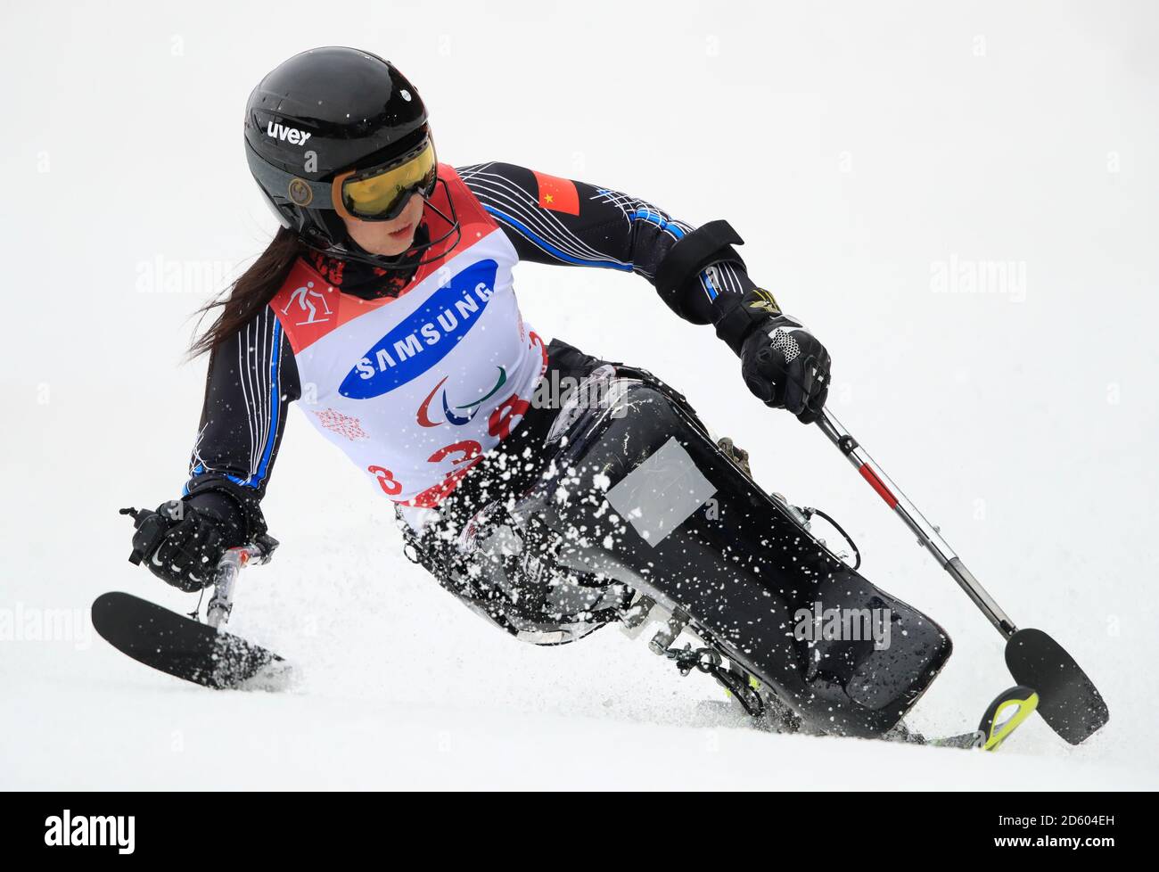 Le chinois Sitong Liu rivalise dans le slalom des femmes, assis au Centre alpin de Jeongseon pendant le neuf jour des Jeux paralympiques d'hiver de PyeongChang 2018 en Corée du Sud Banque D'Images