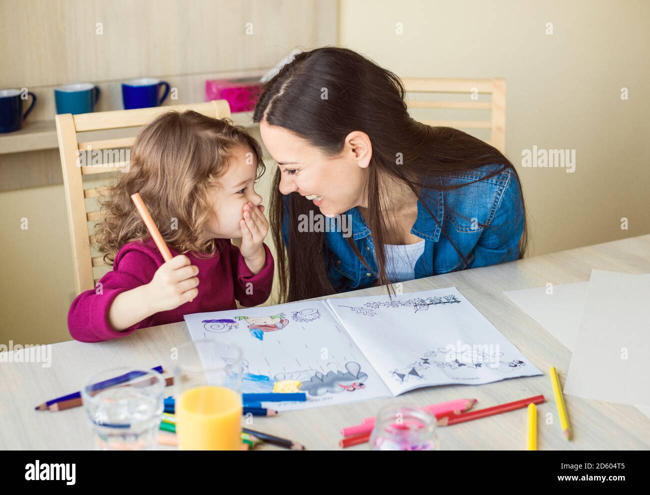 Petite fille riant avec sa mère Banque D'Images