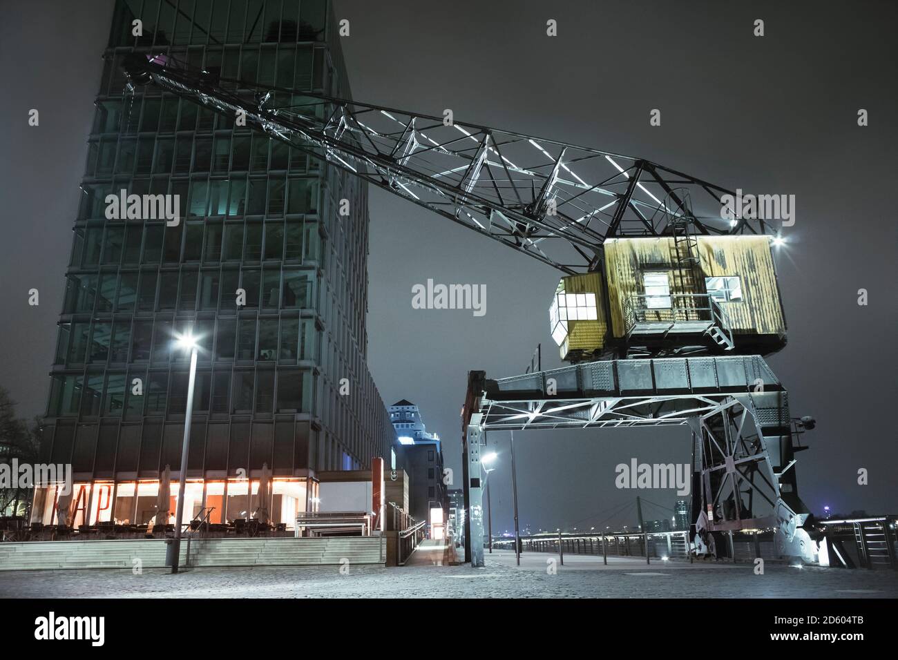 Allemagne, Cologne, KAP am Suedkai et grue au port du Rhin la nuit Banque D'Images