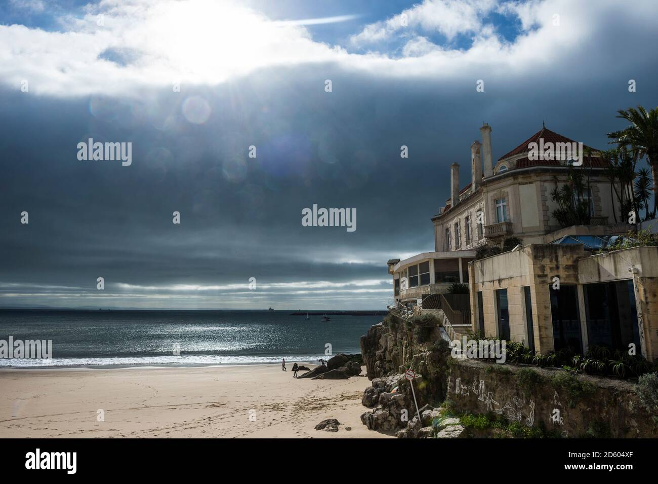 Le Portugal, Cascais, lumière spectaculaire sur la plage et une ancienne villa Banque D'Images