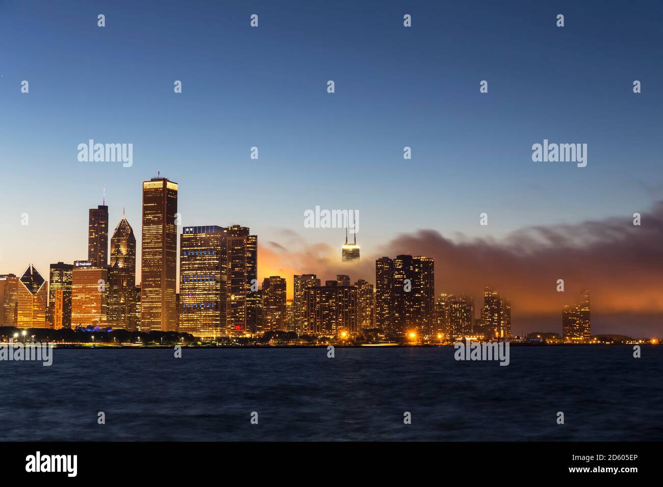 États-unis, Illinois, Chicago, Skyline et le lac Michigan à la lumière du soir Banque D'Images