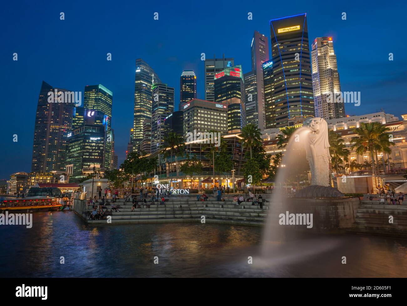 Singapour, avec des toits du quartier financier et statue du Merlion Banque D'Images
