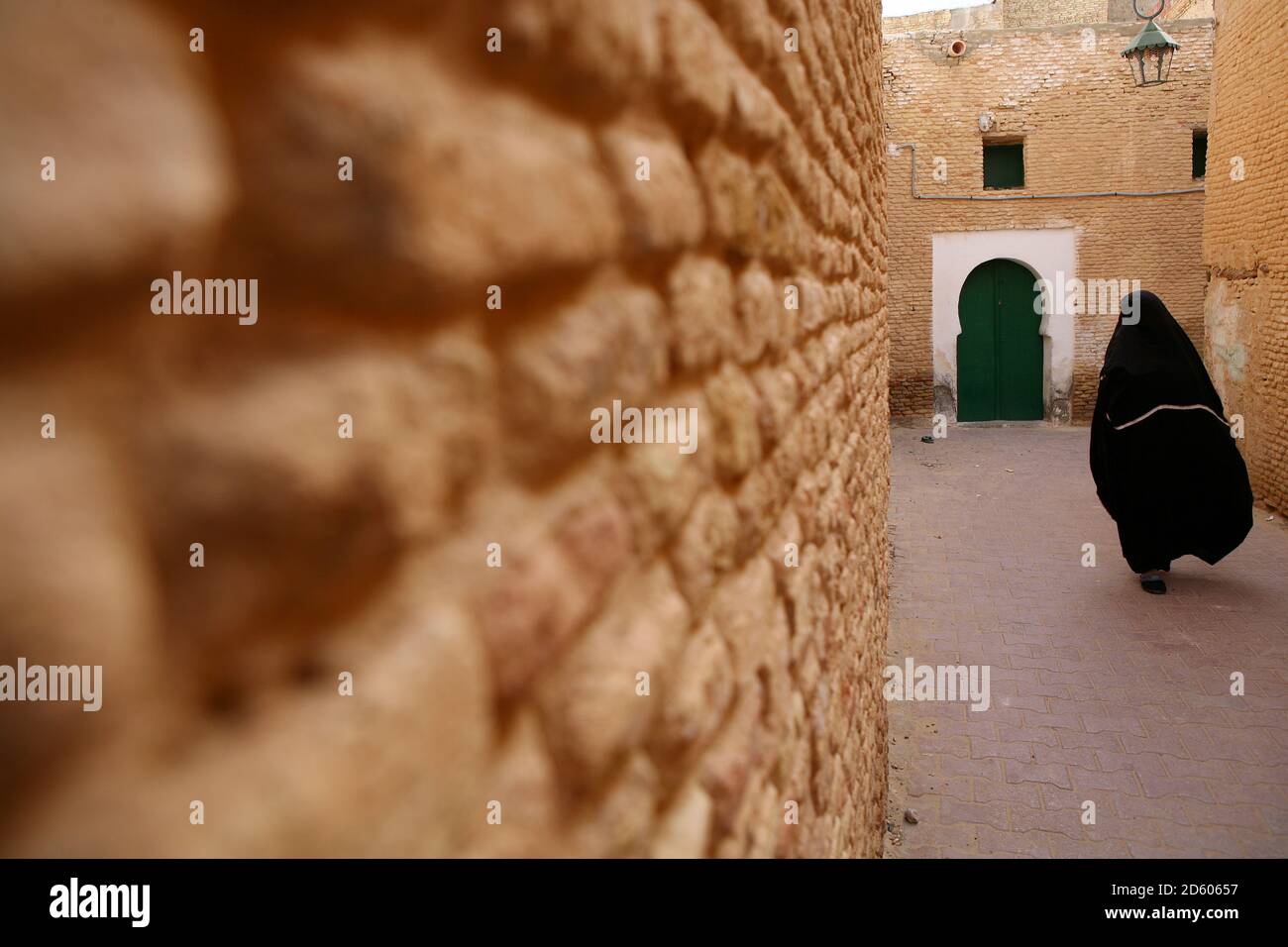 Tunisie, Tozeur, vue arrière de la femme voilée dans la médina Banque D'Images