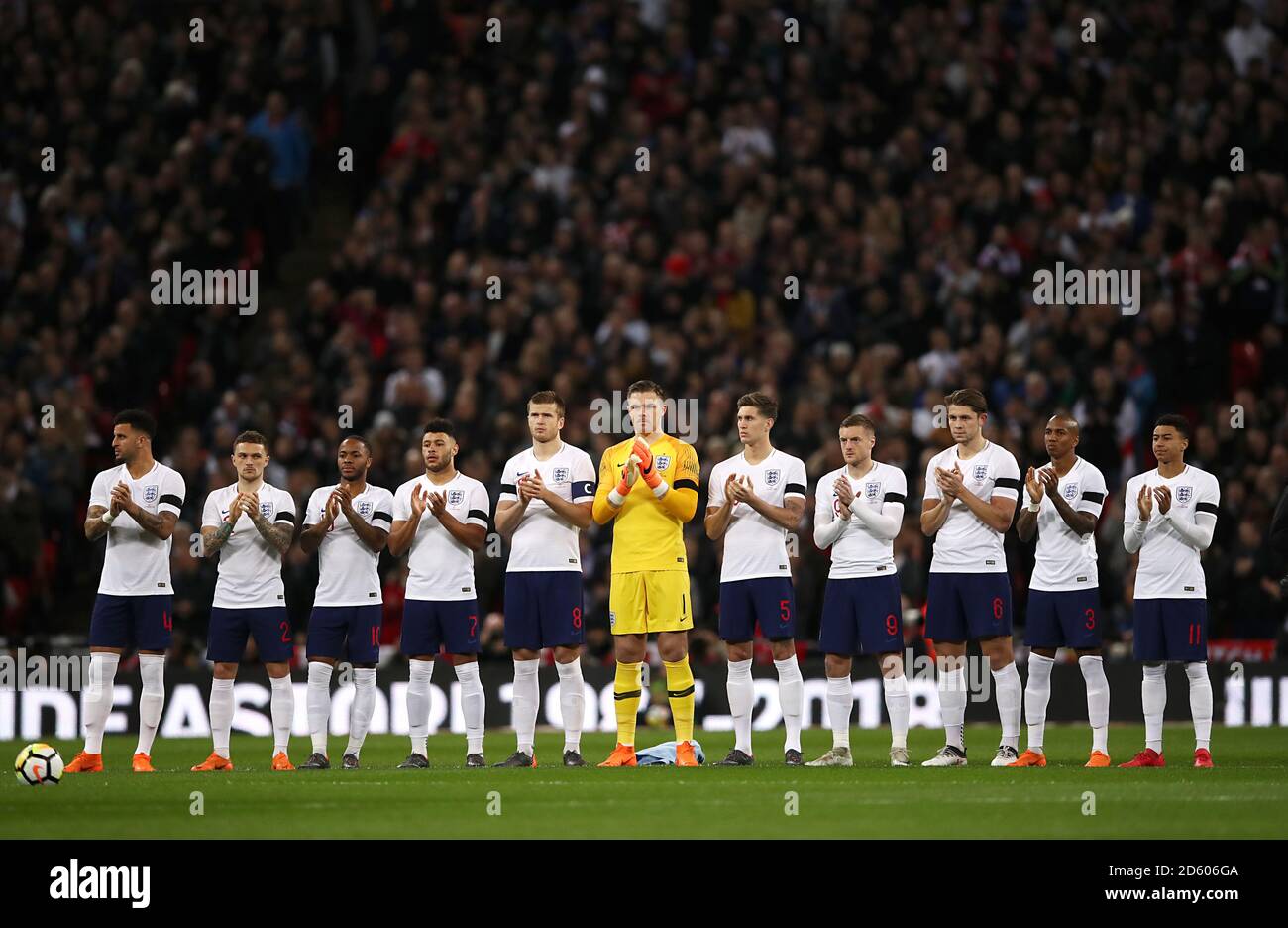 (De gauche à droite) Kyle Walker, Kieran Trippier, Raheem Sterling, Alex Oxlade-Chamberlain, Jordan Henderson, gardien de but de l'Angleterre Jordan Pickford, John Stones, Jamie Vardy, James Tarkowski, Ashley Young et Jesse Lingard observent les applaudissements à quelques minutes avant le match Banque D'Images