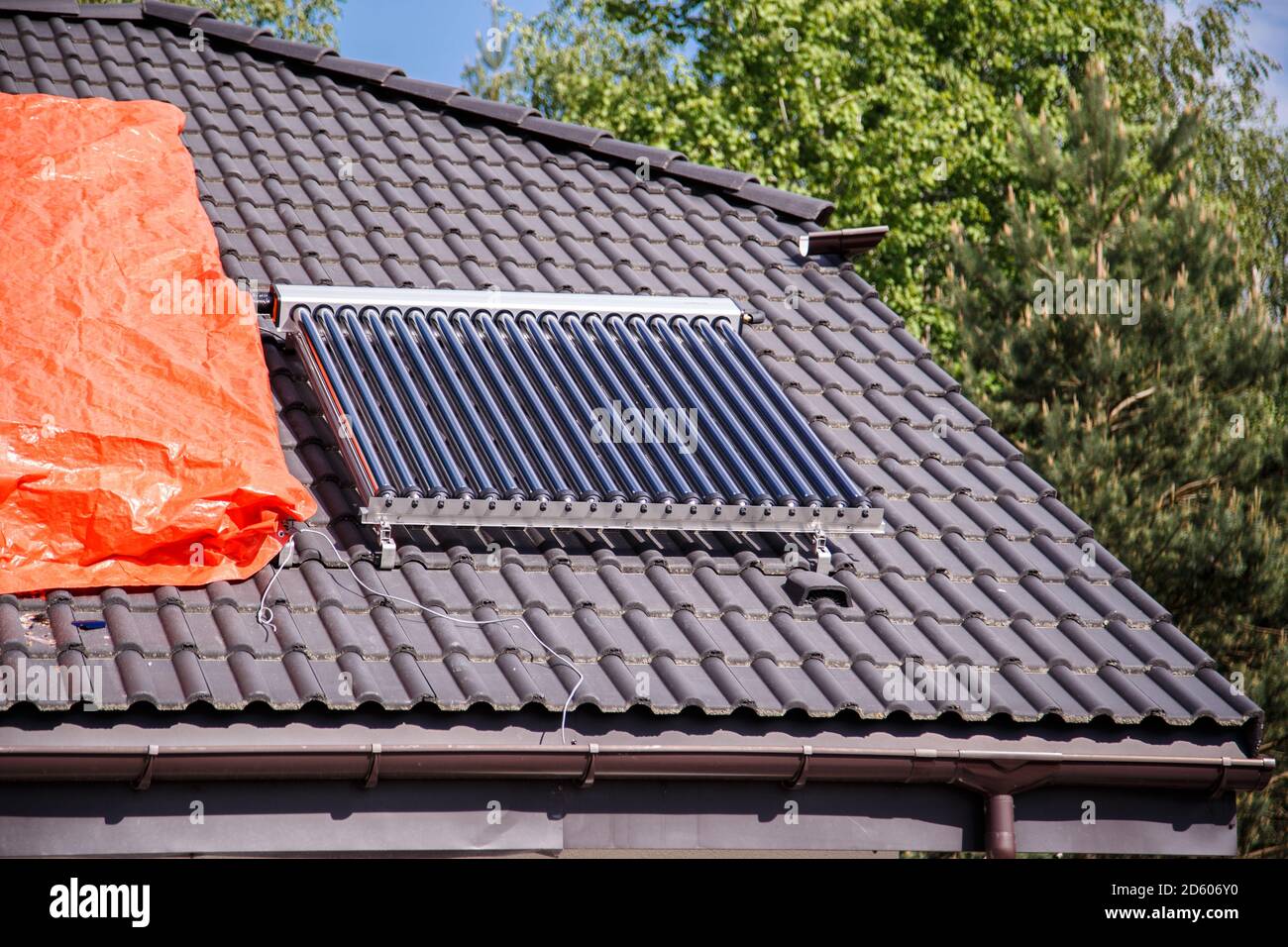 Tuyau d'aspiration système de chauffage solaire de l'eau sur le toit de la maison. Banque D'Images