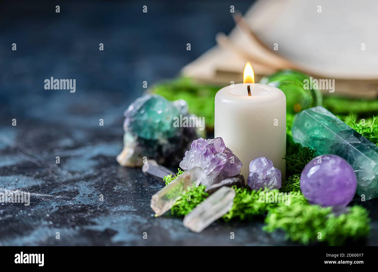 Minéraux cristallins pour la méditation, bougie, mousse, livre. Magic Rock  pour les pierres de guérison Photo Stock - Alamy