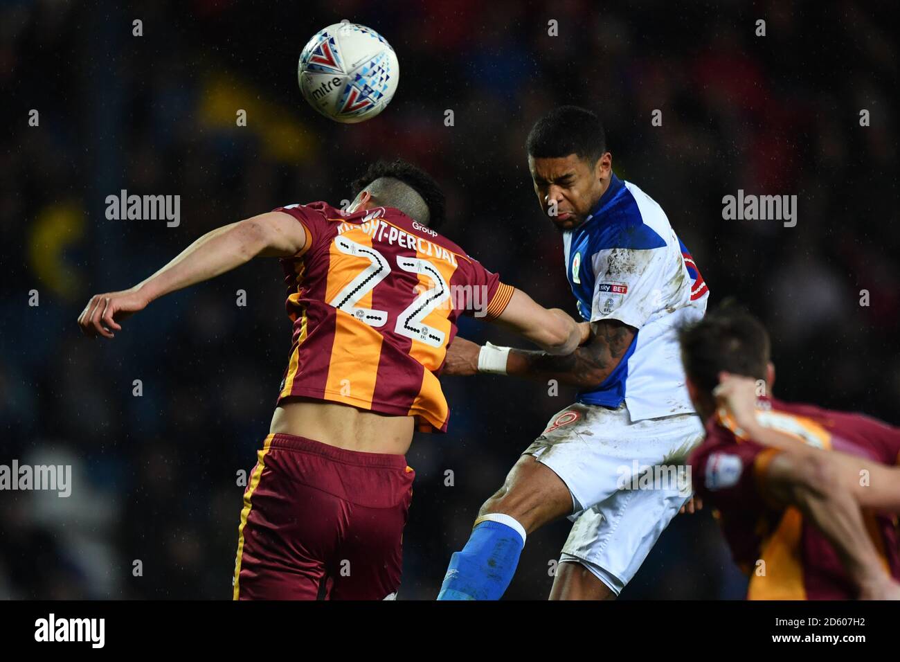 Dominic Samuel de Blackburn Rovers et Nathaniel Knight-Percival de Bradford City se disputent pour une barre de coupe Banque D'Images