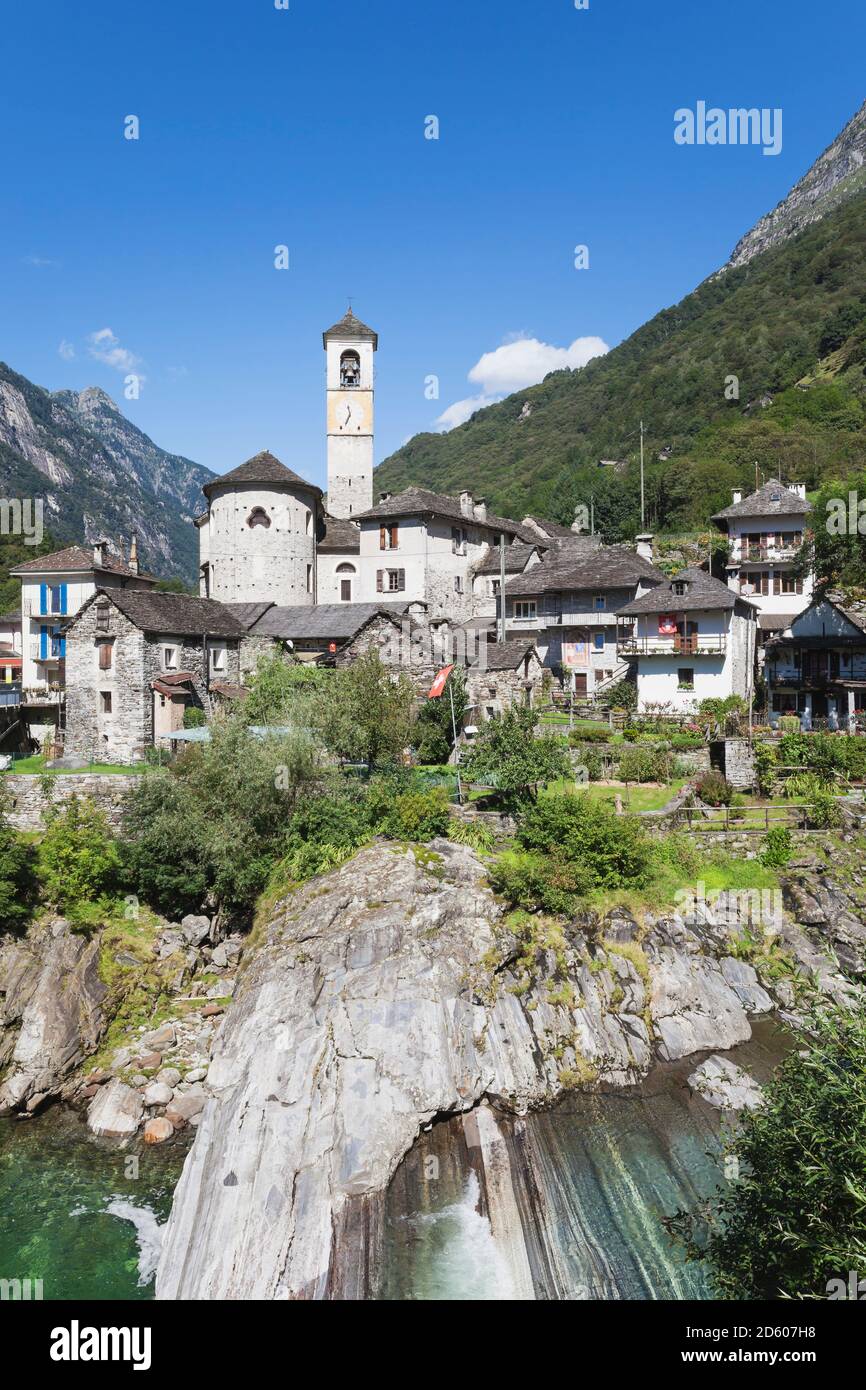 Suisse, Tessin, Val Verzasca, Verzasca river Village, Lavertezzo Banque D'Images