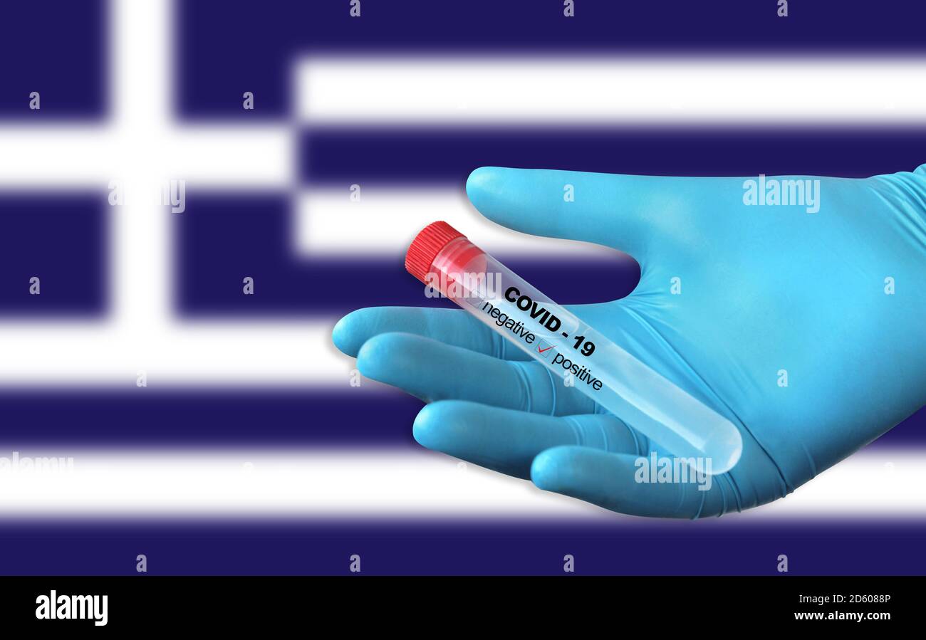 Dépistage de la présence du coronavirus. Tube contenant un échantillon d'écouvillon ayant été testé positif pour COVID-19. Drapeau de la Grèce en arrière-plan. Banque D'Images