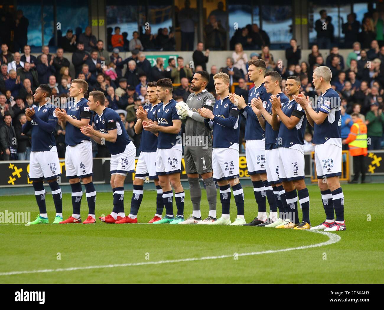 Les joueurs de Millwall prennent part aux applaudissements d'une minute à la mémoire de Ray Wilkins, avant leur match de football du championnat Sky Bet, au Den, dans le sud de Londres Banque D'Images