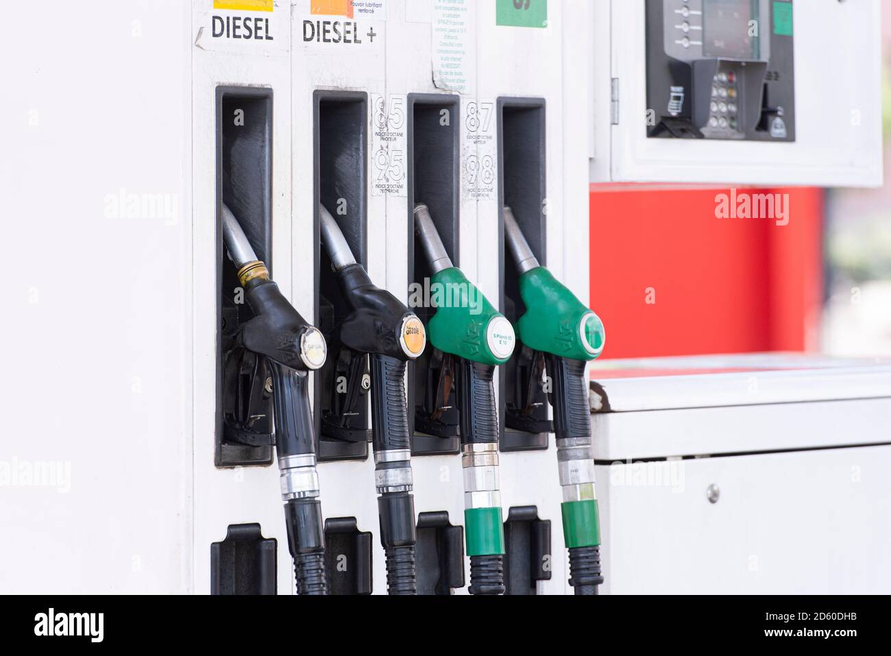 STRASBOURG - APR 30 : pompes à essence remplissant les buses à la station-service de Strasbourg le 30 avril. 2018 en France Banque D'Images