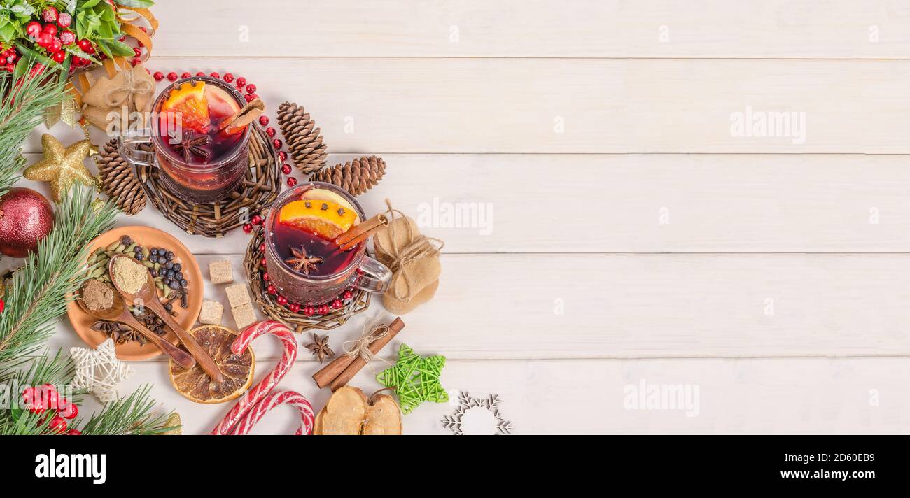 Vin chaud en mugs, décoration de Noël sur fond de bois blanc avec espace pour les copies. Banque D'Images