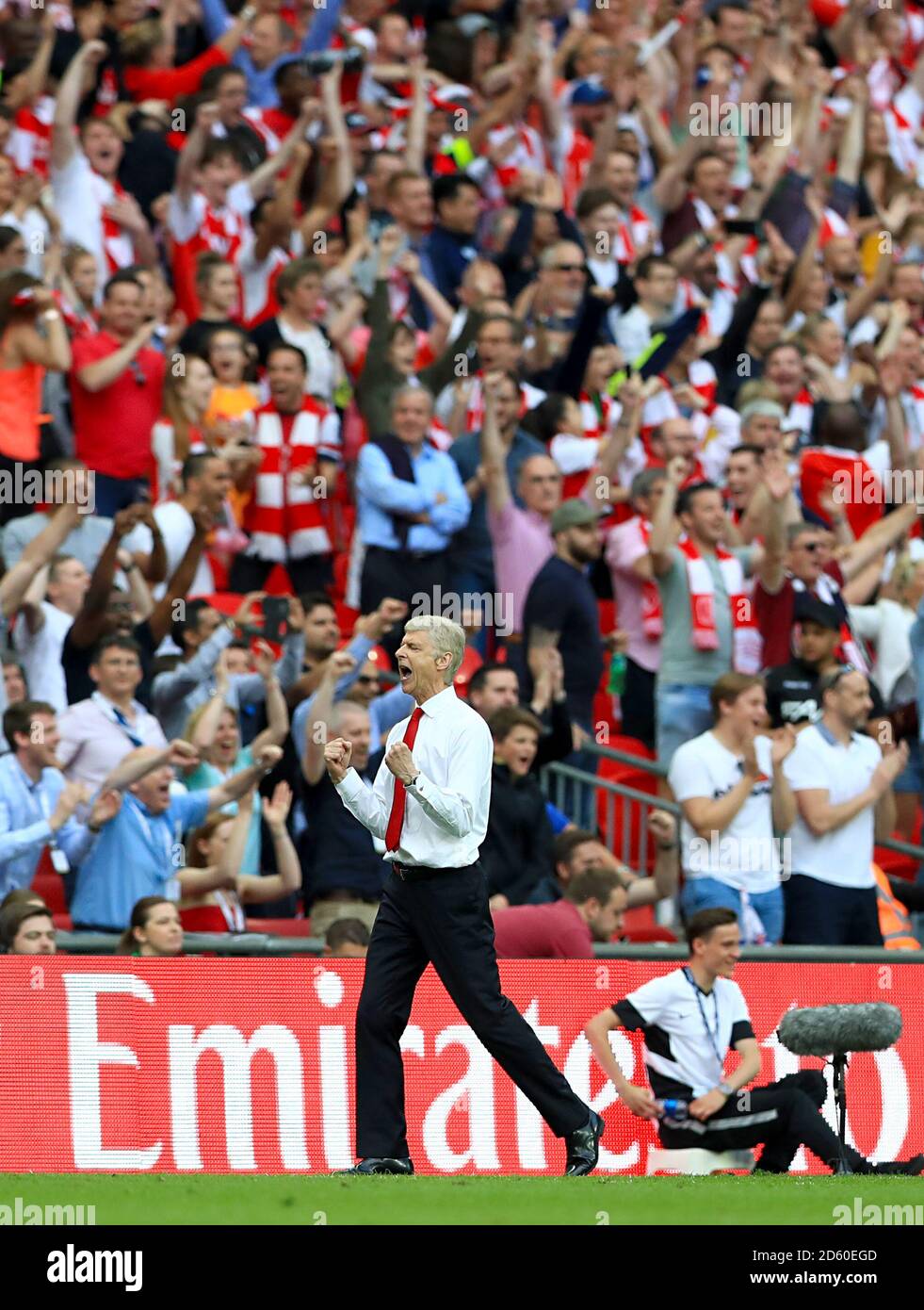 PHOTO DU DOSSIER: Arsene Wenger doit quitter Arsenal à la fin de la saison, mettant fin à un règne de près de 22 ans en tant que gestionnaire Arsenal, la gestionnaire Arsene Wenger célèbre après avoir remporté la finale de la coupe FA ... Arsenal v Chelsea - Emirates FA Cup - final - Stade Wembley ... 27-05-2017 ... Londres ... ROYAUME-UNI ... Le crédit photo devrait se lire : John Walton/EMPICS Sport. Référence unique n° 31478748 ... Banque D'Images