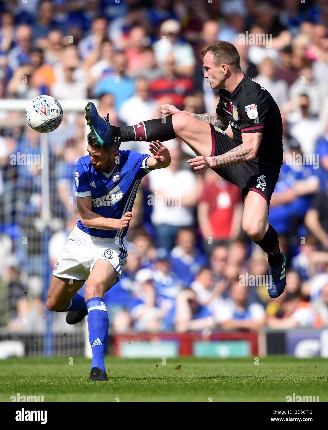 Cole Skuse de la ville d'Ipswich (à gauche) et Glenn Whelan de la Villa Aston bataille pour le ballon Banque D'Images