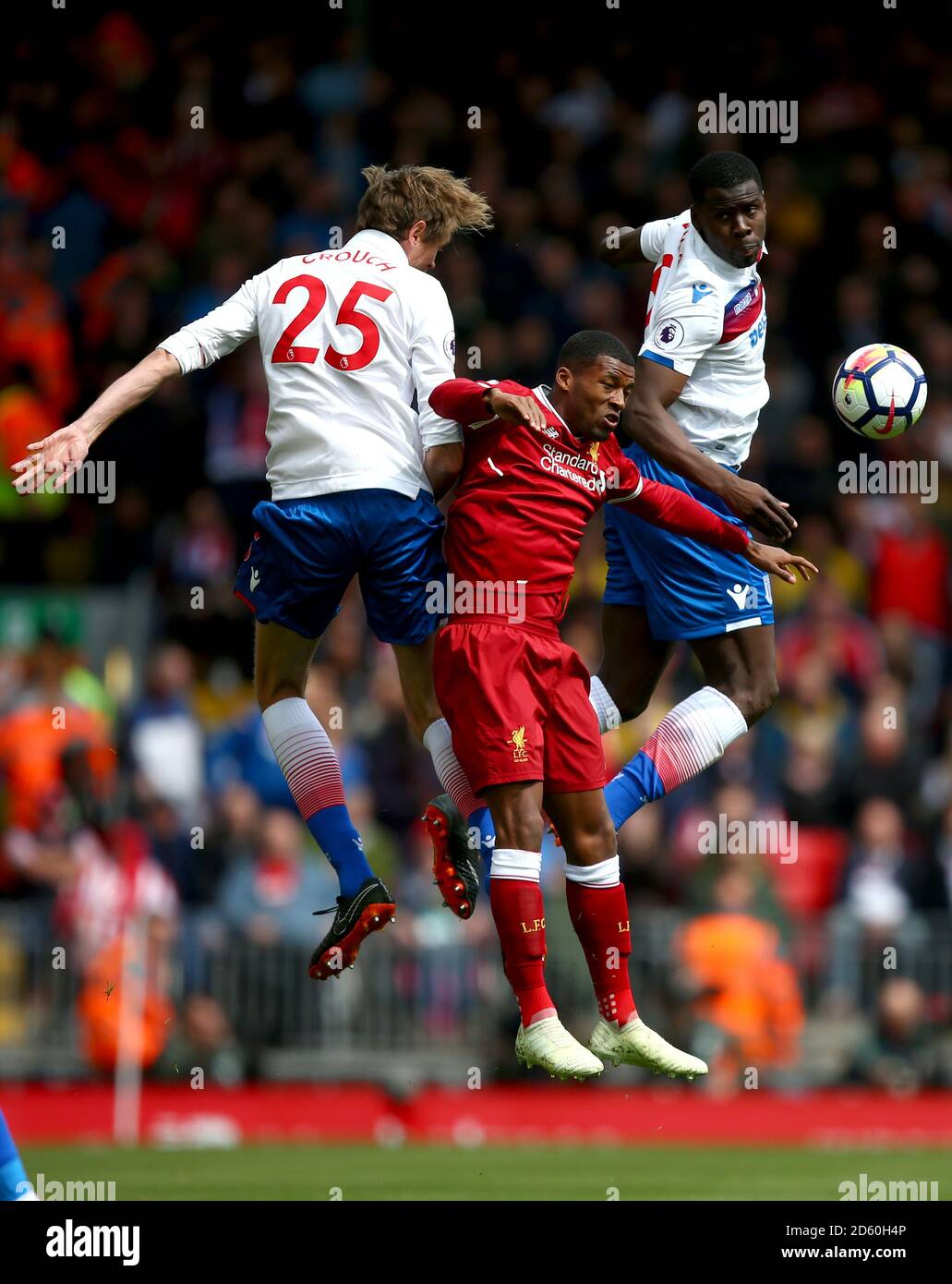 Georginio Wijnaldum de Liverpool (au centre) lutte pour le ballon avec Stoke Peter Crouch (à gauche) et Kurt Zouma Banque D'Images Georginio Wijnaldum de Liverpool (au centre) lutte pour le ballon avec Stoke Peter Crouch (à gauche) et Kurt Zouma Banque D'Images