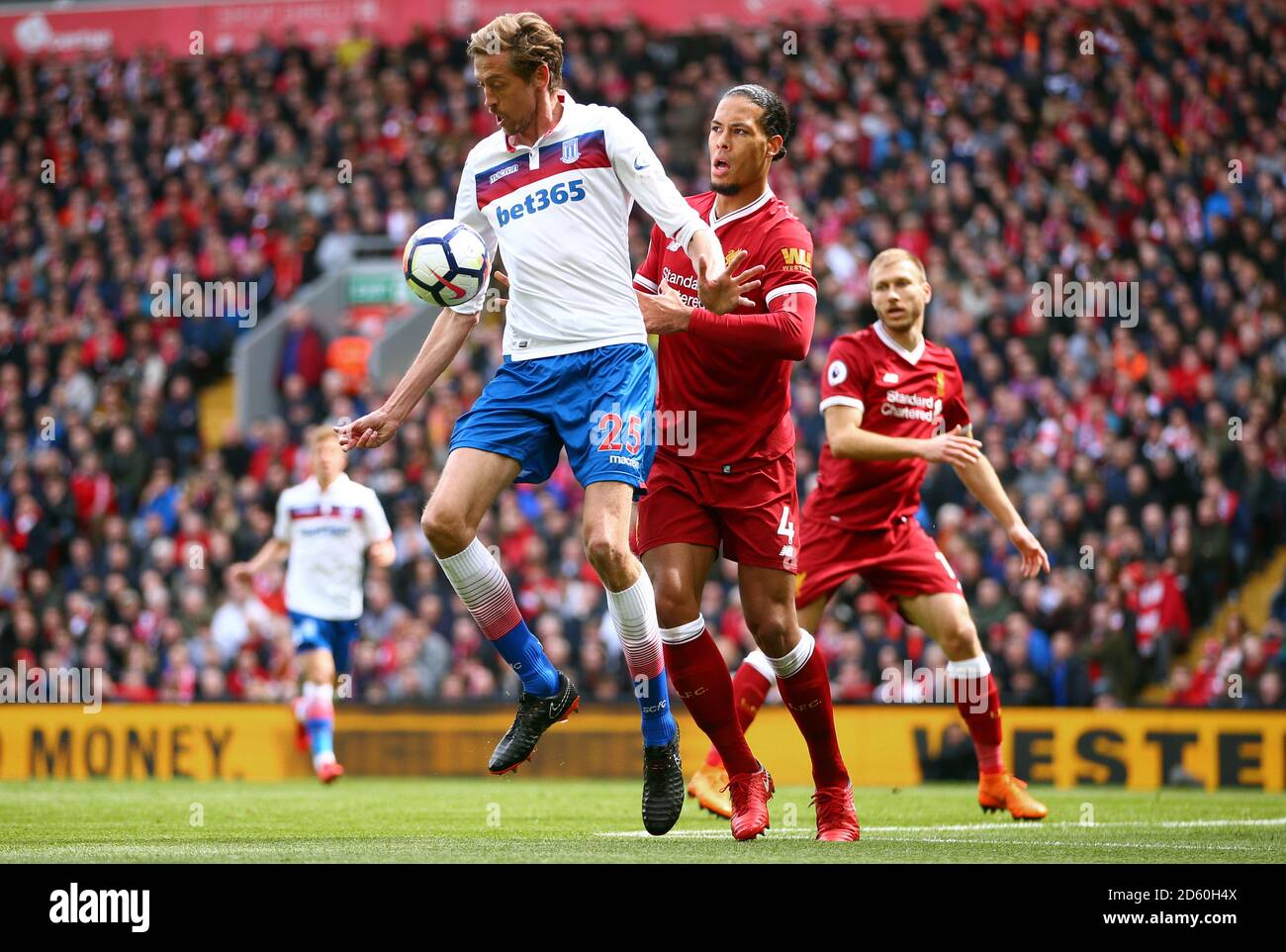 Peter Crouch (à gauche) et Virgile van Dijk (à Liverpool) bataille pour le ballon Banque D'Images Peter Crouch (à gauche) et Virgile van Dijk (à Liverpool) bataille pour le ballon Banque D'Images