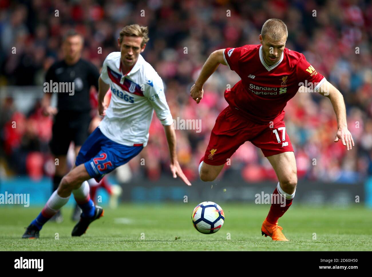 Ragnar Klavan (à droite) de Liverpool et Peter Crouch de Stoke City pour le ballon Banque D'Images Ragnar Klavan (à droite) de Liverpool et Peter Crouch de Stoke City pour le ballon Banque D'Images