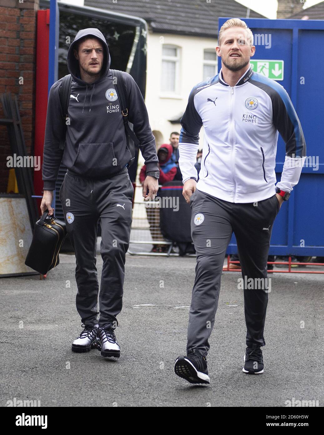 Kasper Schmeichel et Jamie Vardy de Leicester City arrivent à Sehurst Stationnement Banque D'Images