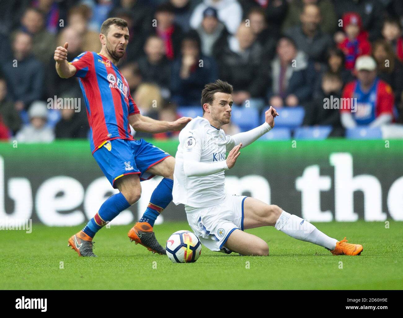 Ben Chilwell de Leicester City se dégage de James McArthur de Crystal Palace Banque D'Images