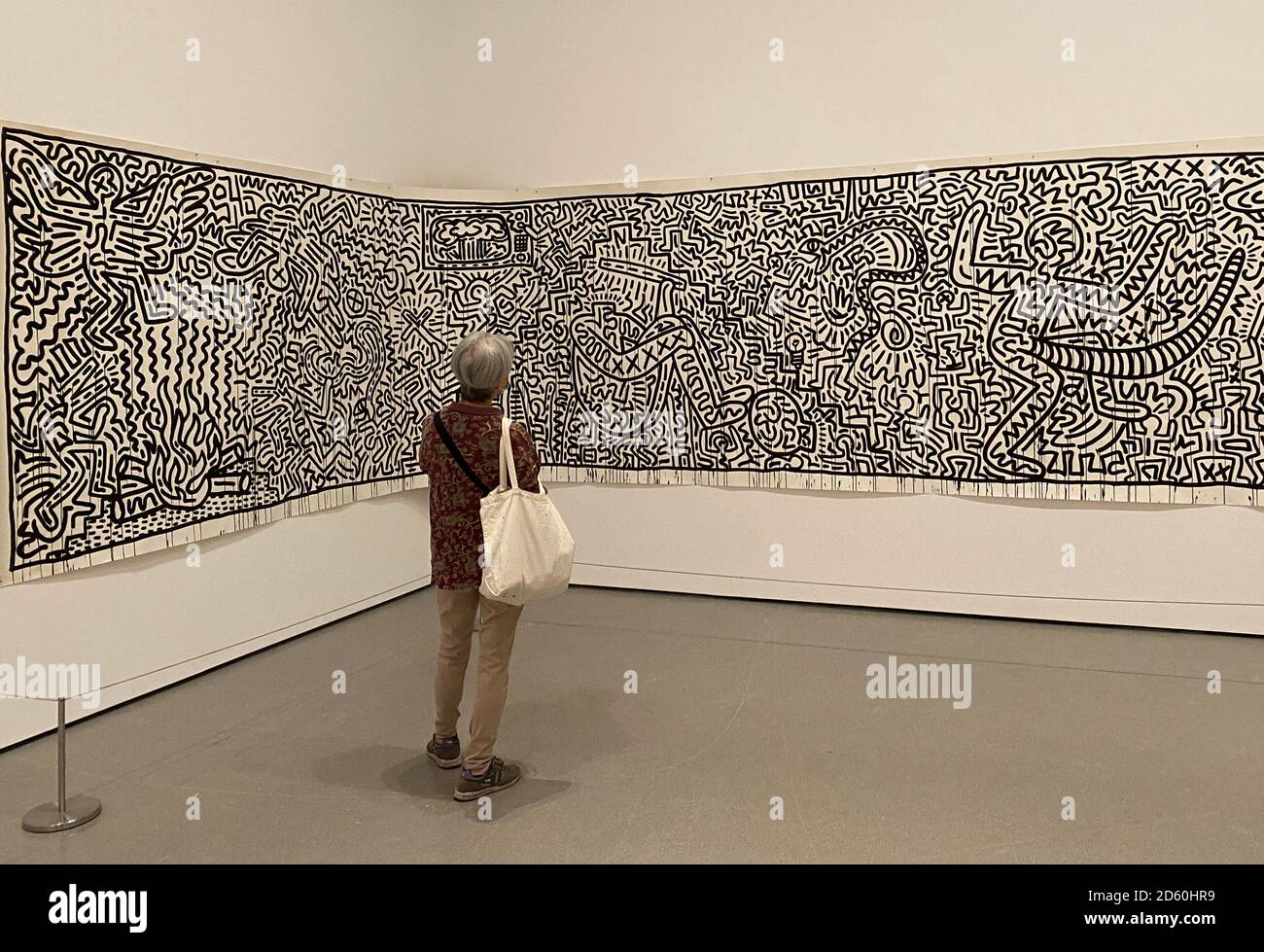 Woman voit une œuvre sans titre de Keith Haring's de 1982 au Museum of Modern Art de New York. Banque D'Images