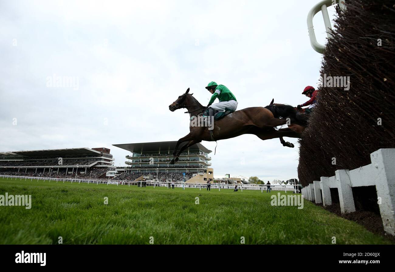 Abracot de l'Oasis criblé par le jockey Frederick Henderson pendant le Timico Mixte Open Gold Cup finale chasse aux chasseurs pendant le Soirée Hunter Chase à l'hippodrome de Cheltenham Banque D'Images