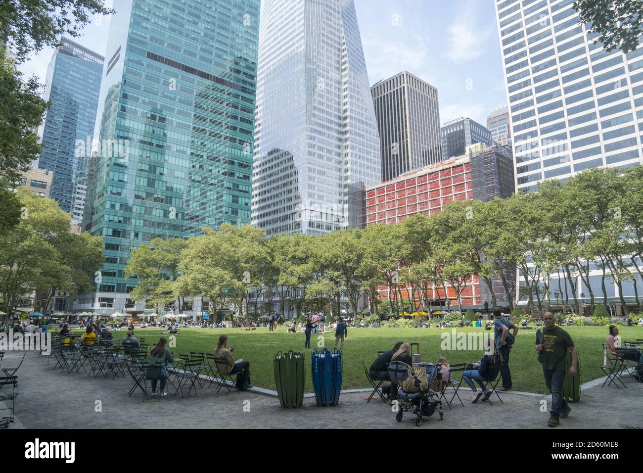 En regardant diagonalement à travers Bryant Park avec des immeubles de bureaux qui se profilent en arrière-plan le long de la 42nd Street et de la 6ème Avenue dans le centre de Manhattan ; New York City. Banque D'Images