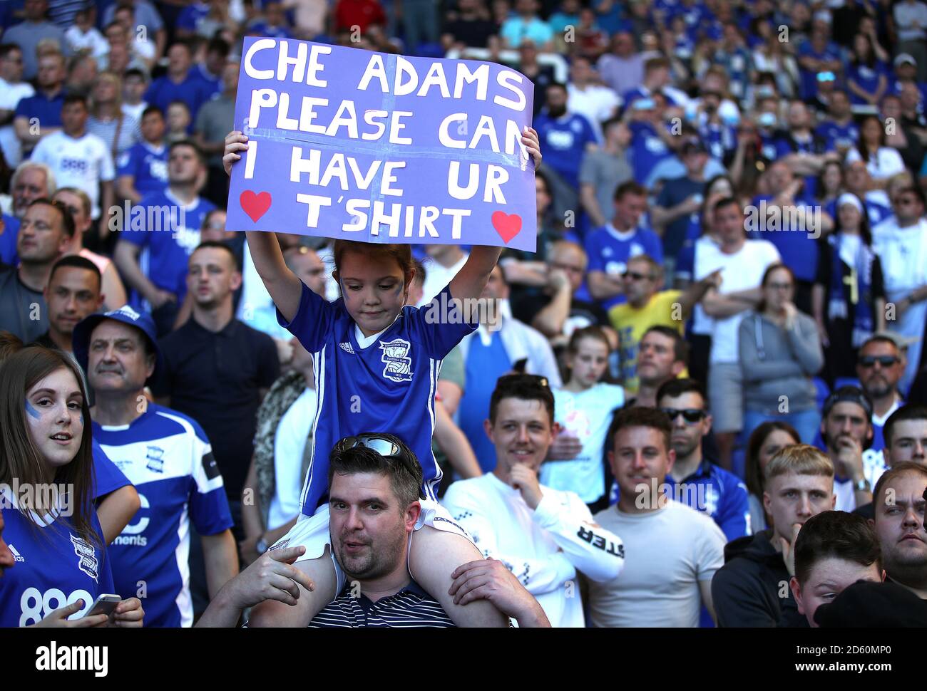 Les fans de Birmingham City tiennent un panneau indiquant 'Che Adams S'il vous plaît, puis-je avoir votre chemise dans les tribunes pendant le match Banque D'Images