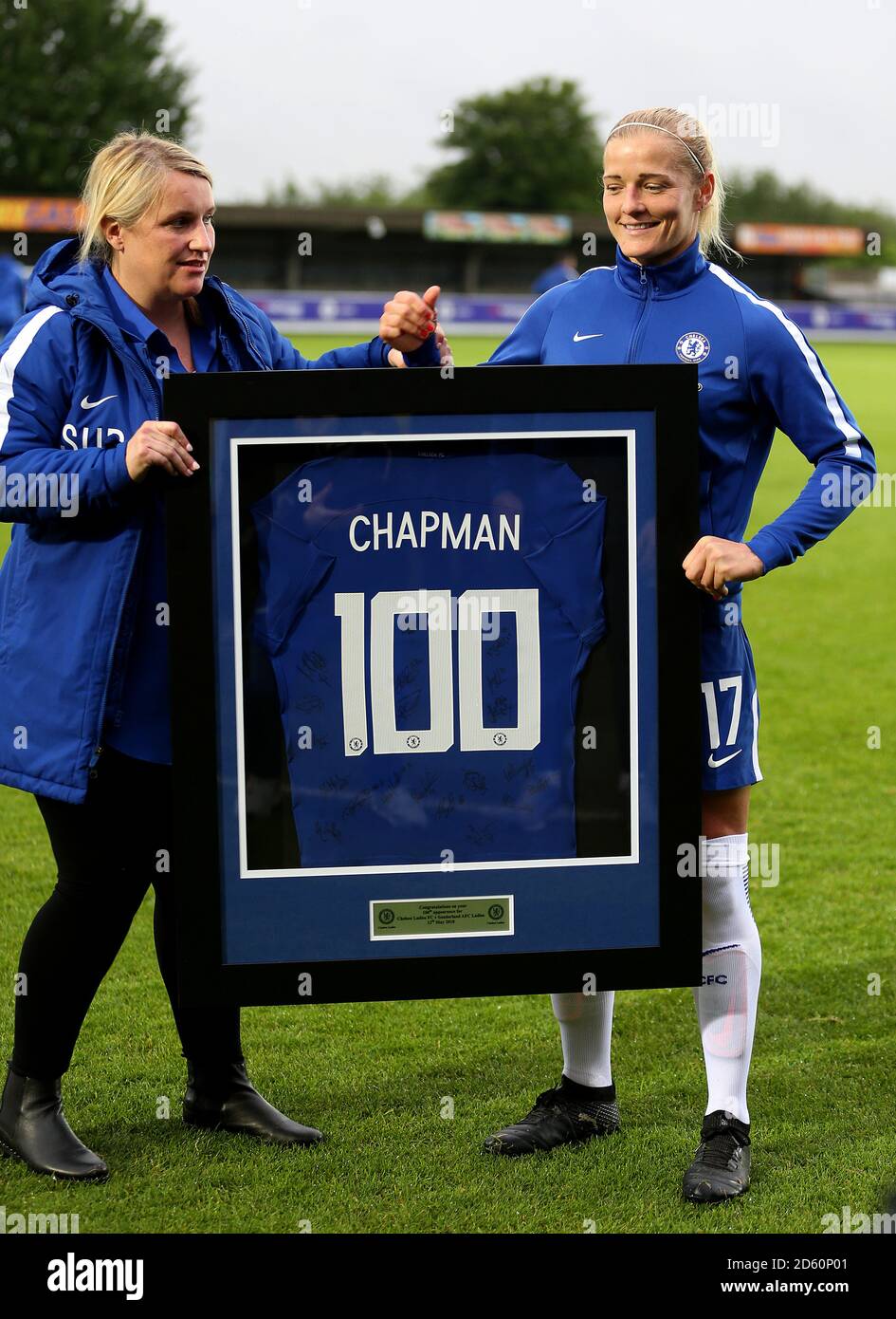 Emma Hayes la directrice de Chelsea remet une chemise encadree pour Katie Chapman 100e match Photo Stock Alamy
