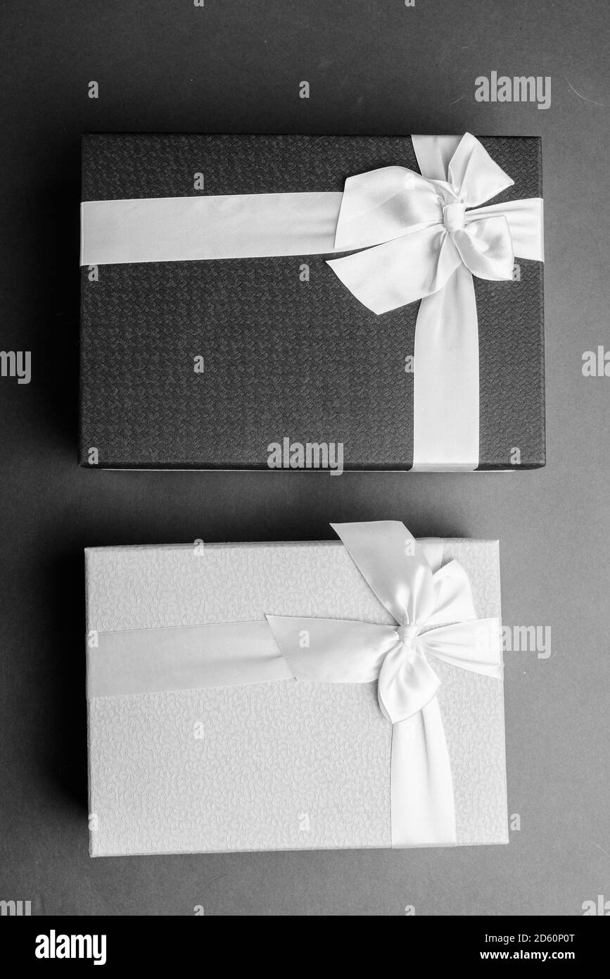 Portrait de deux boîtes cadeau contre l'arrière-plan gris Banque D'Images