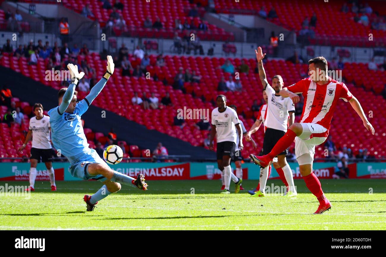 Aaron Williams de Brackley Town a une tentative sur but sauvé Par David Gregory, gardien de but du FC Bromley Banque D'Images