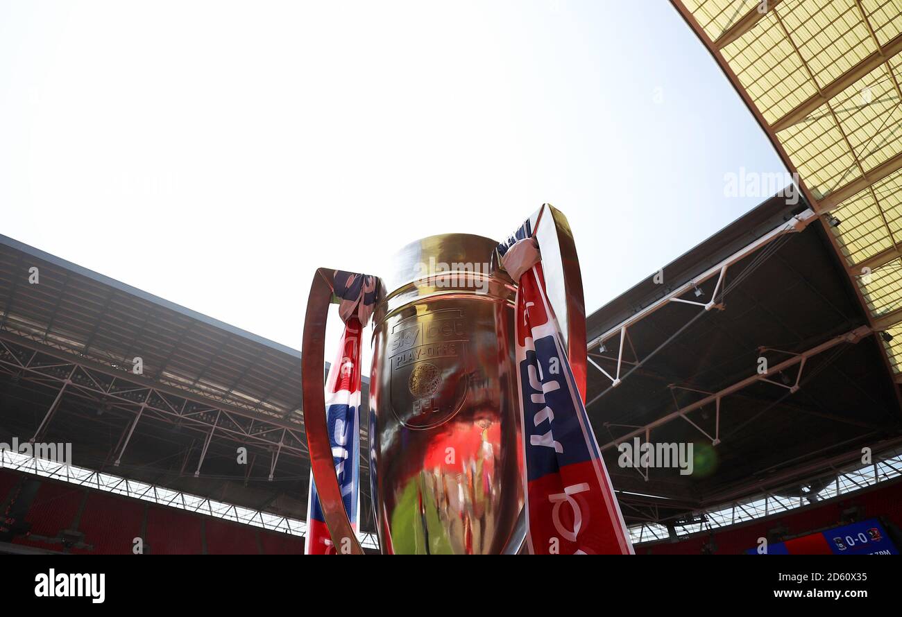 Un trophée de réplique géant à côté du terrain avant le match Banque D'Images