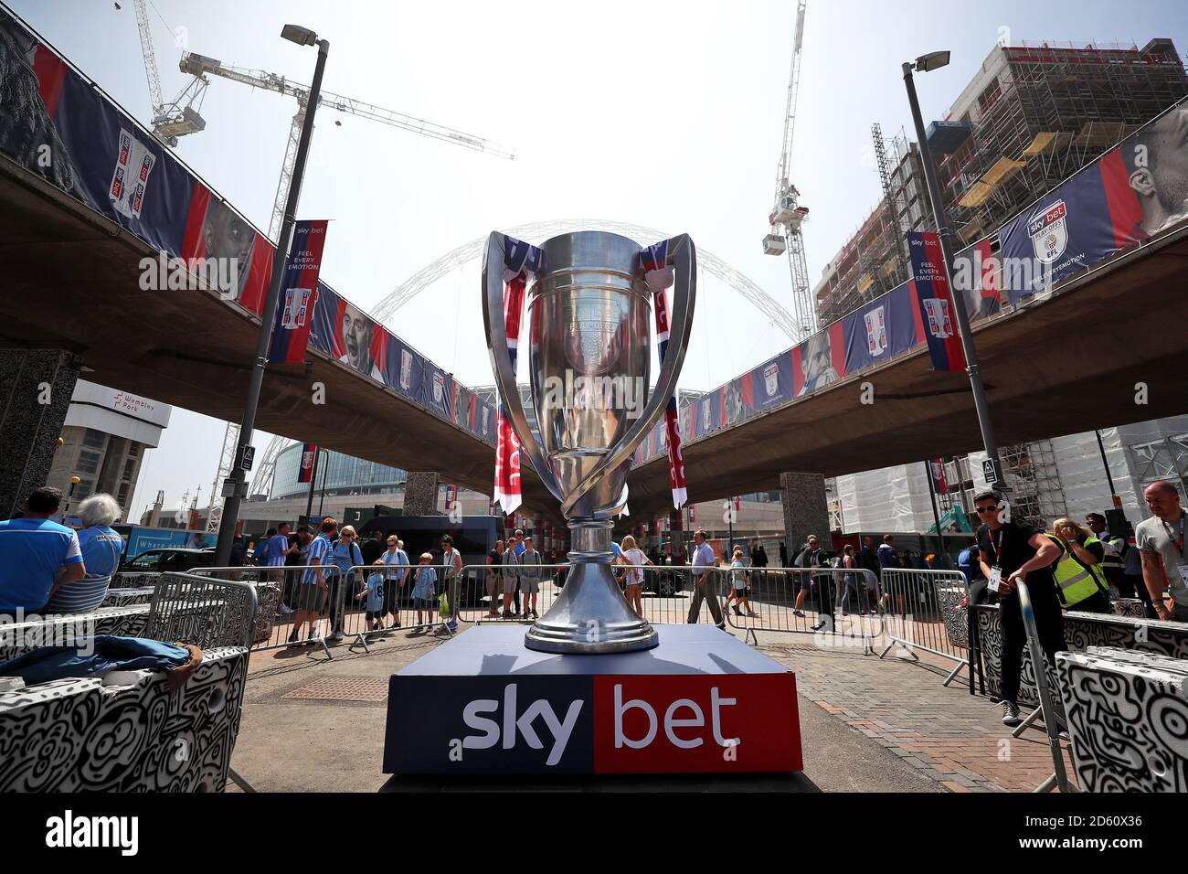 Un trophée de réplique géant à l'extérieur du sol avant le match Banque D'Images