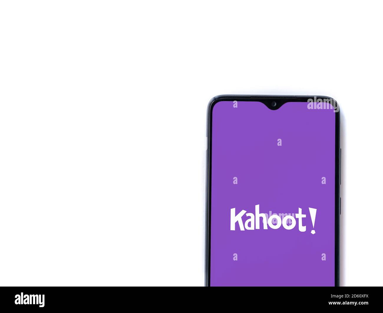 LOD, Israël - 8 juillet 2020: Kahoot! écran de lancement de l'application avec logo sur l'écran d'un smartphone mobile noir isolé sur fond blanc. Vue de dessus Fla Banque D'Images