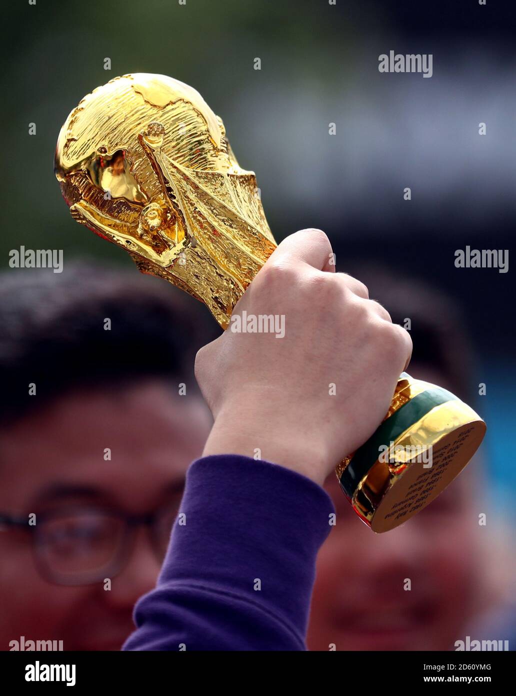 Un Fan Detient Une Replique Du Trophee De La Coupe Du Monde Devant Le Match D Ouverture De La Coupe Du Monde De La Fifa 2018 Photo Stock Alamy